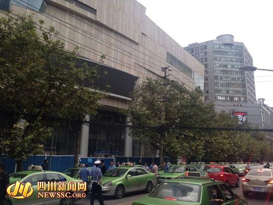 百輛出租車排隊5小時領百元購物卡 的哥稱不劃算 百輛出租車排隊5小時領百元購物卡 的哥稱不劃算