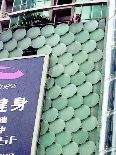 環(huán)亞廣場(chǎng)5樓露臺(tái)上，有一男子揚(yáng)言跳樓。
