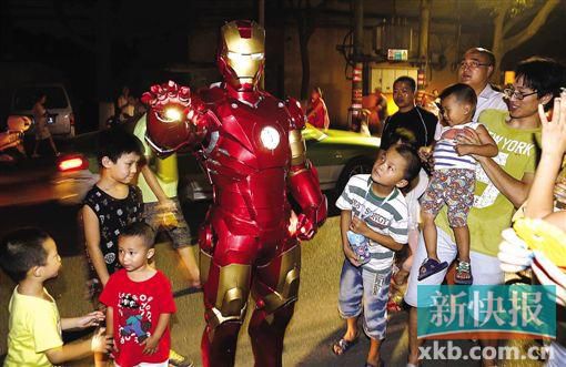 歷時(shí)半年做出盔甲 超級奶爸變身“鋼鐵俠”