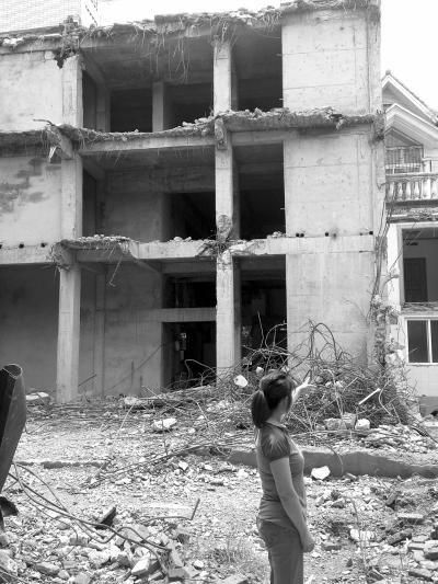 房主不在家時(shí)聯(lián)排別墅被城管當(dāng)違建拆除(圖)