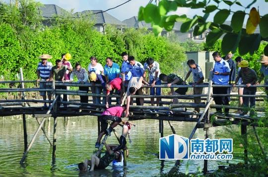 救援人員合力打撈起落水女孩，后經(jīng)醫(yī)護人員確認(rèn)已經(jīng)死亡。受訪者供圖