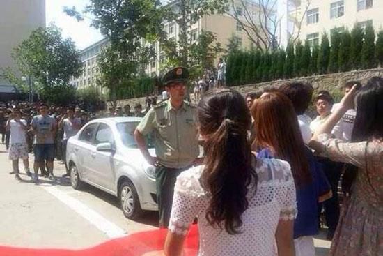 青島黃海學(xué)院，數(shù)千學(xué)生在校內(nèi)游行抗議