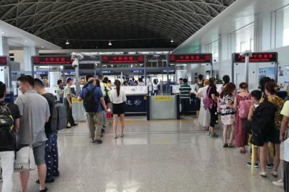 成都市民排隊準備出境。