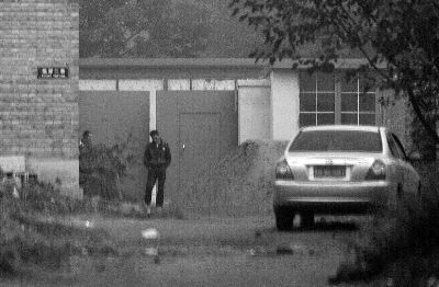 回訪(fǎng)今天上午，小李被困的院子大門(mén)緊閉，有人在門(mén)口望風(fēng)