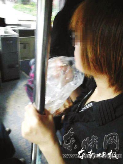 擁擠的公交車內(nèi)，這位姑娘正在嚼螃蟹網(wǎng)友供圖