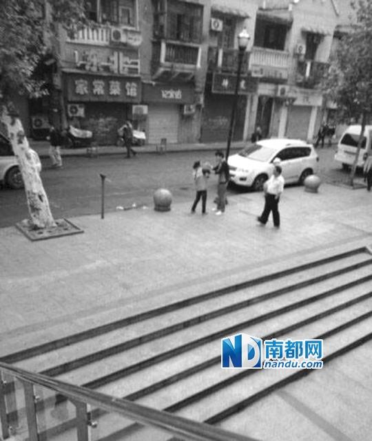 10月18日，武漢一男子抓住環(huán)衛(wèi)工打耳光。