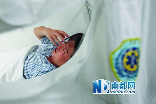 19日，北大深圳醫(yī)院，透過被撕破的工作服，急診科醫(yī)護(hù)人員申洪濤身體多處被醉酒男子抓傷。