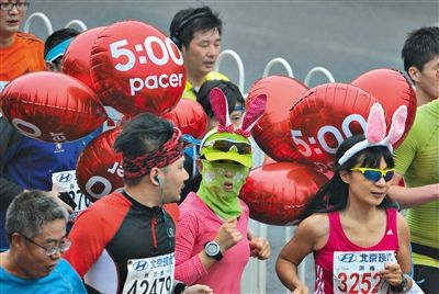 身上綁著氣球的參賽者在參加比賽。