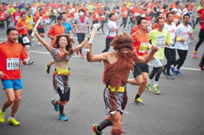 “原始人”打扮的參賽者向觀眾揮手。