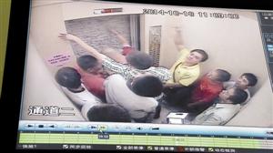 被困人員輪流砸墻進(jìn)行自救。