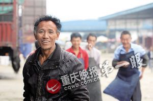 唐再海因為皮膚黝黑，工友們都打趣地稱呼他為“非洲人”。