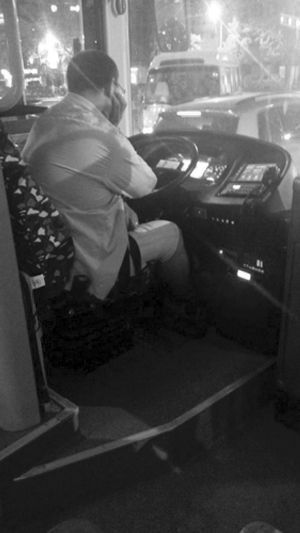 網(wǎng)曝蘇州400路公交司機(jī)開(kāi)車看電影 官方調(diào)查 網(wǎng)曝蘇州400路公交司機(jī)開(kāi)車看電影 官方調(diào)查