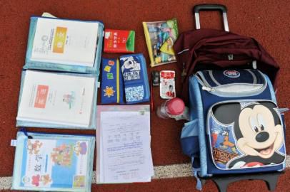 重7.8公斤的書(shū)包內(nèi)所裝物品。