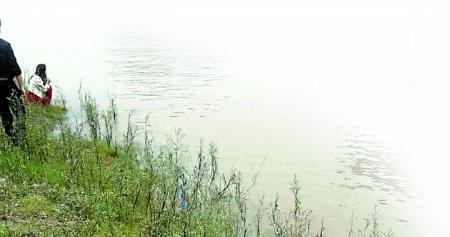 涉事男子和前女友,呆滯地望著滾滾江水。 田女士供圖