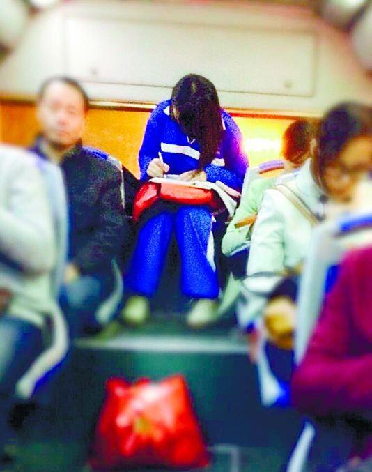 “校服美女”公交車上做作業(yè) 網(wǎng)友感嘆學(xué)霸現(xiàn)身 “校服美女”公交車上做作業(yè) 網(wǎng)友感嘆學(xué)霸現(xiàn)身