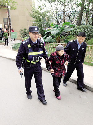 吳俁和李文學決定先將老太送到轄區(qū)聯(lián)芳派出所核實身份 吳俁和李文學決定先將老太送到轄區(qū)聯(lián)芳派出所核實身份