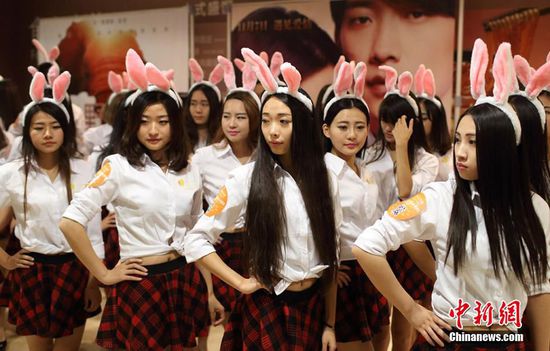 11月11日晚，一百位統(tǒng)一打扮的“兔女郎”現(xiàn)身南京新街口，逛街看電影玩快閃，走到哪里都被圍觀。