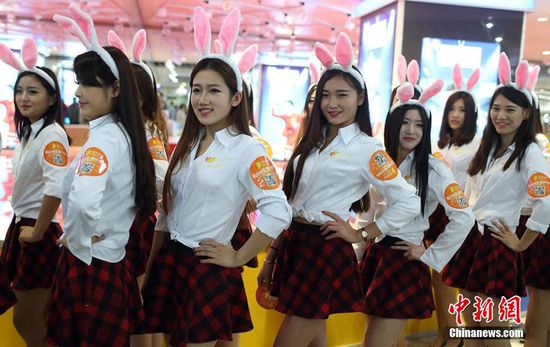 11月11日晚，一百位統(tǒng)一打扮的“兔女郎”現(xiàn)身南京新街口，逛街看電影玩快閃，走到哪里都被圍觀。