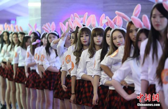 11月11日晚，一百位統(tǒng)一打扮的“兔女郎”現(xiàn)身南京新街口，逛街看電影玩快閃，走到哪里都被圍觀。