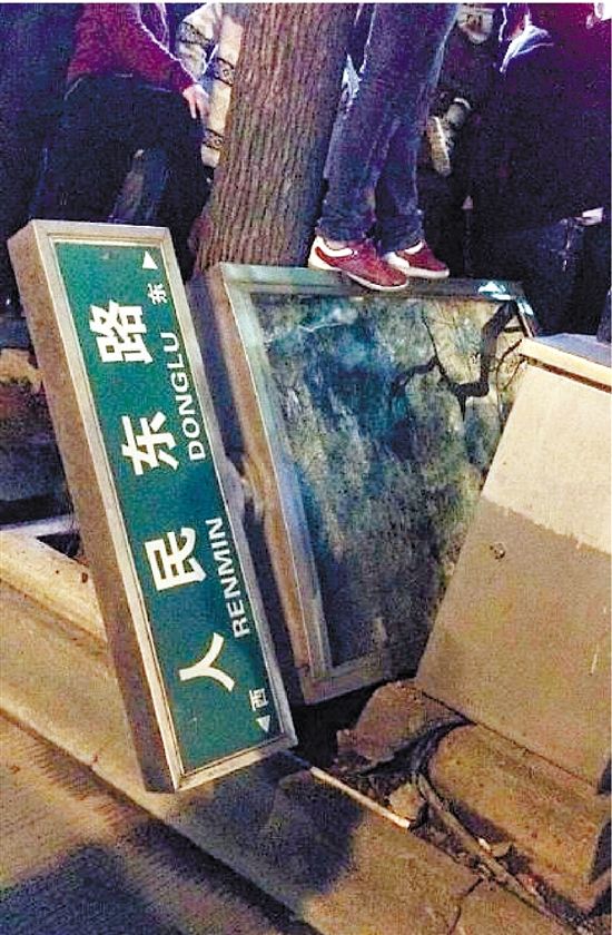 路牌都踩翻，還有人上了樹，城管不出手，也確實(shí)不大合適。