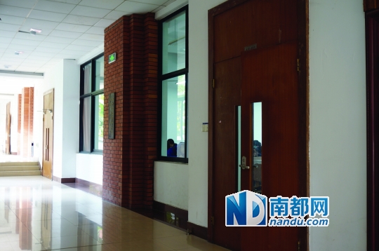 事發(fā)教室位于華東政法大學明法樓東樓E103室