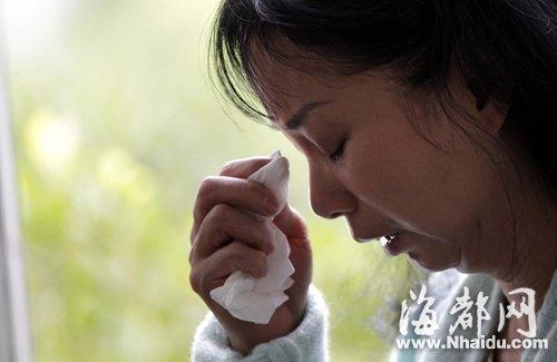 小梅的媽媽看到女兒發(fā)來的信息，就忍不住落淚