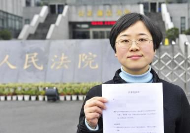 12月3日，起訴代理人出示公訴書。