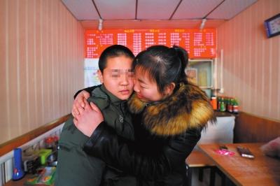 何女士找到了兒子小新后，把兒子緊緊抱在懷里。京華時報記者趙思衡攝