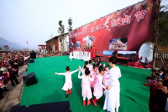 四川一小學(xué)讓孩子冬天光膀跳舞 排舞老師稱不冷