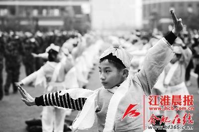 學生們在進行集體武術操展示。