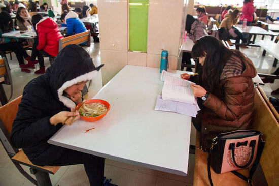 圖為在食堂內(nèi)復(fù)習(xí)的學(xué)生。