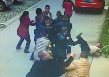 女子結(jié)婚想借婚慶舞臺被拒 帶人怒砸他人婚禮 女子結(jié)婚想借婚慶舞臺被拒 帶人怒砸他人婚禮