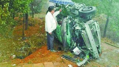 好心的路人為傷者撐傘遮雨。通訊員李鵬程 攝