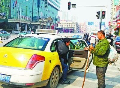 行乞者與保安聊天，竟頻頻對(duì)保安的收入表達(dá)出了不屑。