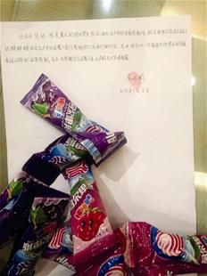 為表謝意，他特意買來20根棒棒糖送給民警。