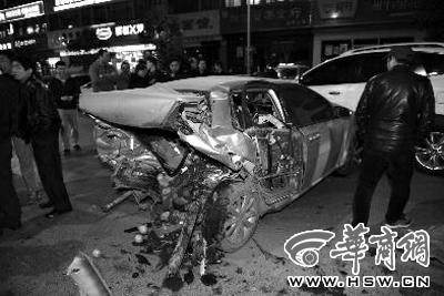 西安街頭一輛小轎車(chē)連撞十余機(jī)動(dòng)車(chē) 致1死多傷