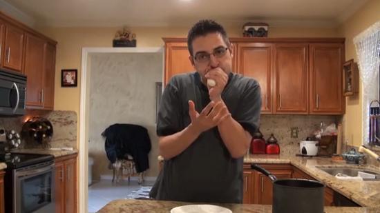 這名男子用手捏緊雞蛋，從窄口一吹，便能輕易把雞蛋吹出，而且不帶任何碎片。