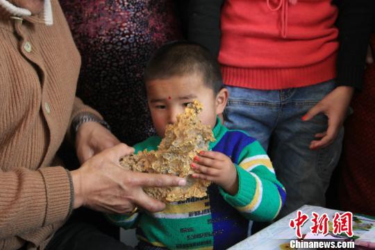 新疆青河縣一牧民上周意外撿到重7.85公斤公斤左右的一塊狗頭黃金，這塊黃金酷似中國(guó)地圖。