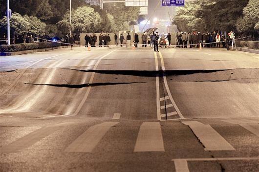 地面繼續(xù)下沉，路面斷裂