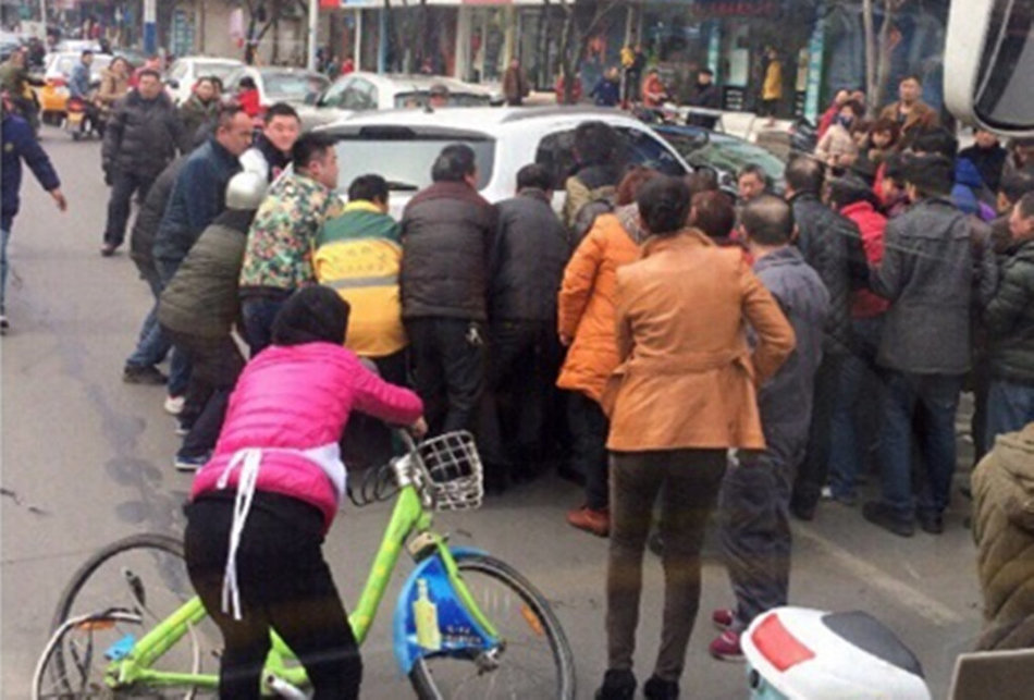 女子被撞卷進車底市民抬車救人 女子被撞卷進車底市民抬車救人