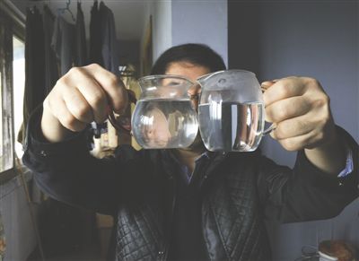 邵先生展示地下水左和自來(lái)水