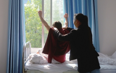 出院前，窗外透進一道陽光，打在他的身上。