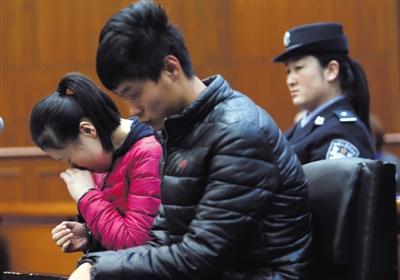 昨日，因殺死自己的親生兒子，被告人王某受審，其男友喬某則因涉嫌幫助毀滅證據(jù)罪受審。