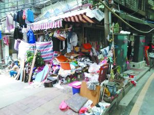 工作人員清理前，阿姨家周?chē)缟健? complete=