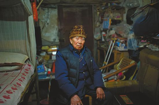 1月14日，成都五塊石車站附近，廖弟友在家接受記者采訪。