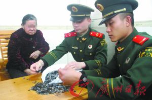 手機內(nèi)存卡因體積小、價值高，成為水客走私的“新寵”。圖為邊防官兵正在清點走私物品。