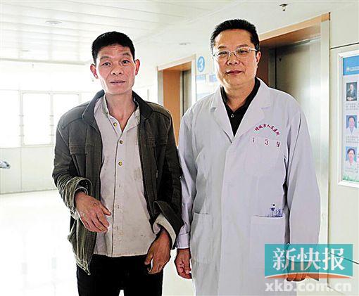 黃式水與增城區(qū)人民醫(yī)院醫(yī)生合影。 通訊員供圖