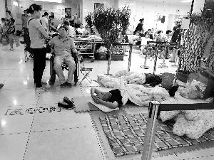 協(xié)和醫(yī)院門外商販出租的床，12小時500元。