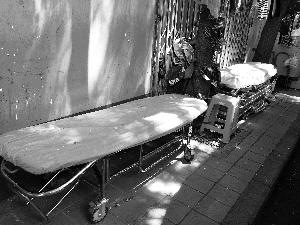 天壇醫(yī)院外商販出租的床，一天350元。汪慧賢/攝