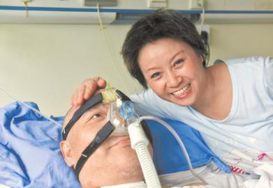 一年多來(lái)，楊曉華陪伴著臥病在床的男友，一日三餐悉心照料，毫無(wú)怨言。